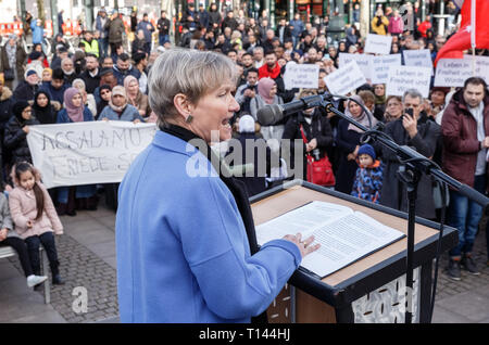 Hambourg, Allemagne. Mar 23, 2019. L'évêque protestant Kirsten Fehrs parle de l'hôtel de ville marché à un rassemblement pour la paix victimes Christchurch appelé par le Conseil des communautés islamiques dans Hambourg. Photo : Markus Scholz/dpa/Alamy Live News Banque D'Images