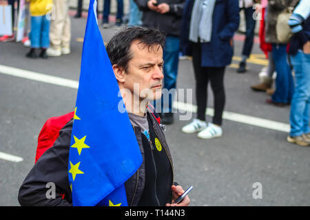 Londres, Royaume-Uni. Mar 23, 2019. Mars vote du peuple, les militants et manifestants prendre part à une marche pour le Parlement, pour protester contre la Grande-Bretagne la sortie de l'UE, qui veulent un deuxième référendum, et pour le pays de rester dans l'Union européenne. Banque D'Images