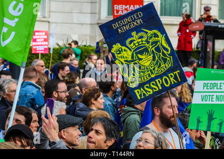Londres, Royaume-Uni. Mar 23, 2019. Mars vote du peuple, les militants et manifestants prendre part à une marche pour le Parlement, pour protester contre la Grande-Bretagne la sortie de l'UE, qui veulent un deuxième référendum, et pour le pays de rester dans l'Union européenne. Banque D'Images
