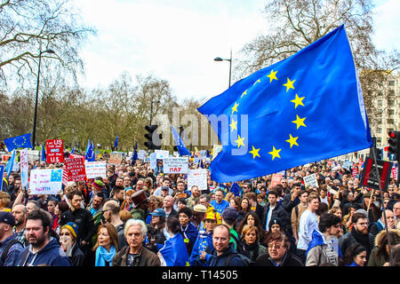 Londres, Royaume-Uni. Mar 23, 2019. Mars vote du peuple, les militants et manifestants prendre part à une marche pour le Parlement, pour protester contre la Grande-Bretagne la sortie de l'UE, qui veulent un deuxième référendum, et pour le pays de rester dans l'Union européenne. Banque D'Images