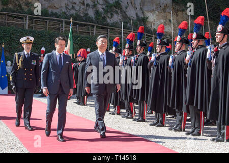 Rome, Italie. Mar 23, 2019. Le président chinois Xi Jinping et le Premier ministre italien Giuseppe Conte inspecter la garde d'honneur à Rome, Italie, le 23 mars 2019. Le président Xi Jinping et Giuseppe Conte a eu des entretiens ici samedi. Crédit : Li Xueren/Xinhua/Alamy Live News Banque D'Images