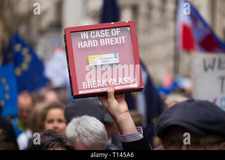 Londres, Royaume-Uni. 23 mars, 2019. 'Le mettre au peuple Mars', organisé par le vote du peuple et de la campagne dirigée par la campagne pro-européen ouvert groupe Grande-bretagne, a lieu dans le centre de Londres, à partir de Park Lane via Piccadilly à la place du Parlement et attirer les manifestants de tout le pays qui veulent un nouveau référendum Brexit. Credit : Malcolm Park/Alamy Live News. Banque D'Images