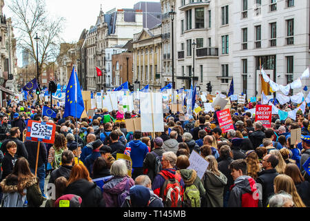 Londres, Royaume-Uni. Mar 23, 2019. Mars vote du peuple, les militants et manifestants prendre part à une marche pour le Parlement, pour protester contre la Grande-Bretagne la sortie de l'UE, qui veulent un deuxième référendum, et pour le pays de rester dans l'Union européenne. Banque D'Images