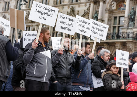 Hambourg, Allemagne. Mar 23, 2019. Lors d'un rassemblement pour la paix, les manifestants victimes de Christchurch tenir avec des inscriptions de signes tels que 'nous ne sera pas divisé', 'nous montrer de la compassion" et "Le racisme n'est pas d'avis". Le Conseil des communautés islamiques dans Hambourg, Schura, avait appelé à la manifestation sur la Rathausplatz. Photo : Markus Scholz/dpa/Alamy Live News Banque D'Images