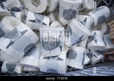 Londres, Royaume-Uni. 23 mars 2019. Papier toilette portant une photo de Donald Trump, président des États-Unis, en vente à la place du Parlement Crédit : Stephen Chung / Alamy Live News Banque D'Images