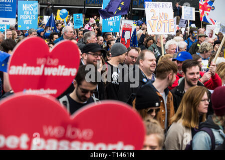 Londres, Angleterre. 23 mars 2019. Vote du peuple de mars. Des centaines de milliers de manifestants se réunissent à Londres à la demande d'un soi-disant "vote du peuple', seulement 6 jours avant la date de départ originale de quitter l'UE. La marche suit une semaine mouvementée au parlement, où le premier ministre Theresa peut a donné un prolongement étroit pour passer son Brexit traiter, et une e-pétition publié qui a déjà gagné plus de 3 millions de signatures, et les chiffres sont rapidement au pays, qui demandent au gouvernement britannique de révoquer l'article 50 et rester dans l'UE. Credit : Francesca Moore/Alamy Live News Banque D'Images