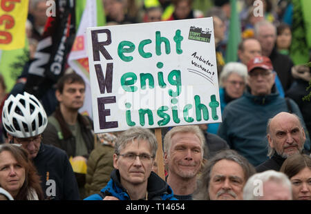 Erkelenz, Allemagne. Mar 23, 2019. Les participants de la star de mars l'initiative "Tous les villages n' pour la préservation des cinq villages de réinstallation à la mine à ciel ouvert de Garzweiler montrer leur bannière avec l'inscription 'RWE-Recht wenig Einsicht - Anbieter wechseln ! Le village de Keyenberg se trouve directement sur le bord de la démolition et est à côté de céder la place à l'exploitation minière à ciel ouvert. Crédit : Bernd Thissen/dpa/Alamy Live News Banque D'Images