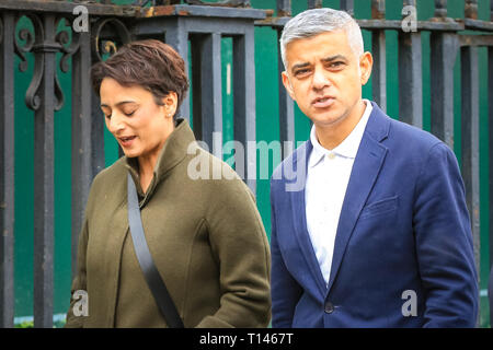 Londres, Royaume-Uni. Mar 23, 2019. Le maire de Londres Sadiq Khan. Le vote du peuple "Mars", également appelé "Mettre à la mars à la place du Parlement. Le mois de mars, a réuni des centaines de milliers, fait son chemin à travers le centre de Londres et se termine par des discours par les partisans et politiciens de la place du Parlement, Westminster. Credit : Imageplotter/Alamy Live News Banque D'Images