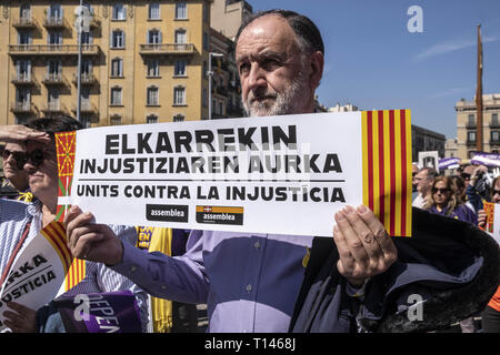 Barcelone, Catalogne, Espagne. Mar 23, 2019. Un homme est vu holding a placard disant United contre l'injustice au cours de l'événement.convoqués par Crida a les dones republicanes (appel à des femmes républicaines) environ 300 personnes ont assisté à l'acte en hommage à la indépendantistes qui servent des peines de prison, les représailles ou en exil. Credit : Paco Freire SOPA/Images/ZUMA/Alamy Fil Live News Banque D'Images