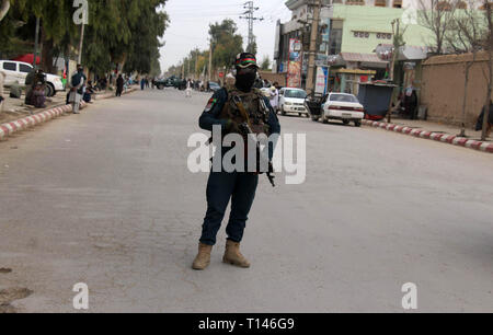 (190323) -- KANDAHAR, 23 mars 2019 (Xinhua) -- Un policier afghan monte la garde après un député a été tué dans la ville de Kandahar, capitale de la province de Kandahar, Afghanistan, le 23 mars 2019. Un législateur Afghan a été tué dans la ville de Kandahar, capitale de la province méridionale de Kandahar, le samedi, dans un dernier assassinat ciblé dans le pays, la police locale a confirmé. (Xinhua/Sanaullah Seiam) Banque D'Images