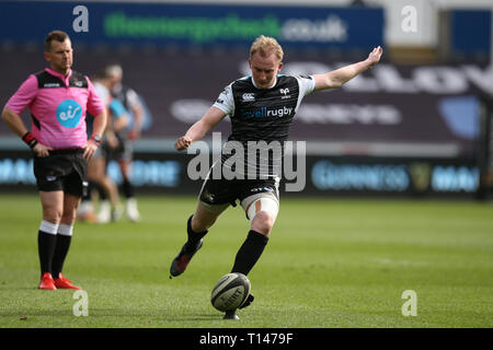 Luc : des Ospreys kicks une conversion. Match de rugby Pro Guinness14, Ospreys v Dragons au Liberty Stadium de Swansea, Pays de Galles du Sud le samedi 23 mars 2019. Photos par Andrew, Andrew Verger Verger la photographie de sport/Alamy Live News. Banque D'Images