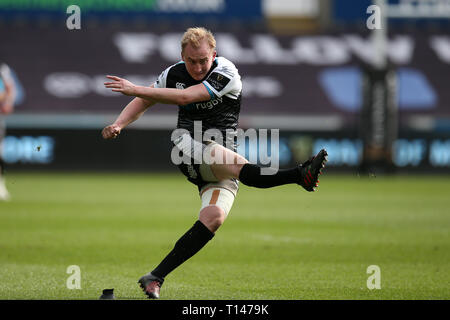 Luc : des Ospreys kicks une conversion. Match de rugby Pro Guinness14, Ospreys v Dragons au Liberty Stadium de Swansea, Pays de Galles du Sud le samedi 23 mars 2019. Photos par Andrew, Andrew Verger Verger la photographie de sport/Alamy Live News. Banque D'Images