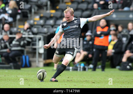 Luc : des Ospreys kicks une conversion. Match de rugby Pro Guinness14, Ospreys v Dragons au Liberty Stadium de Swansea, Pays de Galles du Sud le samedi 23 mars 2019. Photos par Andrew, Andrew Verger Verger la photographie de sport/Alamy Live News. Banque D'Images