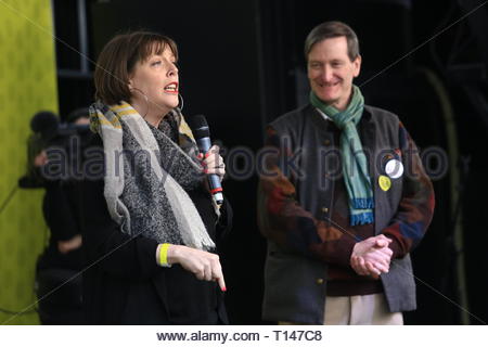 Londres, Royaume-Uni. 23 mars, 2019. . Le vote du peuple a pris fin de protestation à Westminster Westminster.De nombreux conférenciers, y compris Tom Watson et Nicola Sturgeon est adressée à la foule ce soir, demandant au premier ministre peut permettre à un deuxième vote. Dans cette photo, nous voyons Jess Phillips et Dominic Grieve sur scène. Crédit : la double couche/Alamy Live News Crédit : la double couche/Alamy Live News Crédit : la double couche/Alamy Live News Banque D'Images