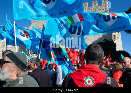 Prato, Italie. 23 mars, 2019. Foule à la lutte antifasciste contre-manifestation de la gauche italienne contre la manifestation organisée par Forza Nuova à Prato, Italie. Crédit : Mario Carovani/Alamy Live News Banque D'Images