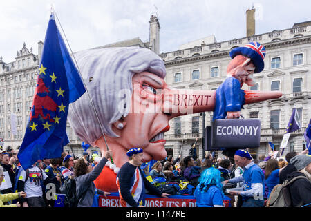 Londres, Royaume-Uni. 23 mars 2019. Plus de 1 000 000 personnes auraient participé à la marche pour un vote du peuple aujourd'hui, de Park Lane à la place du Parlement à Londres. La photographie montre le flotteur nez mai Theresa faites par Jacques Tilly pour le carnaval de Düsseldorf et amenés par le drapeau de l'UE organisation pro rester Mafia. Images-News urbain/Alamy Live News Banque D'Images