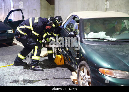 Suhl, Allemagne. Mar 23, 2019. Dans le tunnel de la bock Berg 71 autobahn, des sauveteurs effectuer un exercice avec des acteurs qui imitent les blessés. Au cours de l'exercice de grande envergure avec environ 600 participants provenant de l'incendie, le service de sauvetage, l'ambulance et care forme et la police, le sauvetage, le sauvetage et les soins de nombreux blessés après un grave accident de la circulation dans le tunnel est pratiqué. Credit : Bodo Schackow Zentralbild-/dpa/ZB/dpa/Alamy Live News Banque D'Images