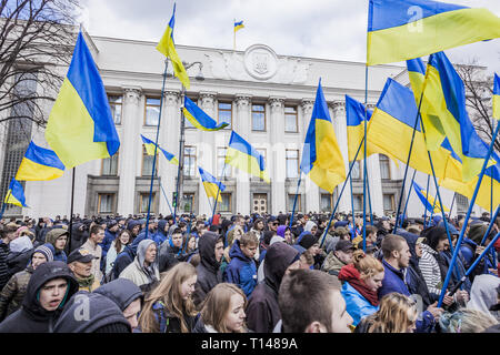 Kiev, Kiev, Ukraine. Mar 23, 2019. Manifestation contre la corruption du gouvernement ukrainien marchant près de la Rada de l'Ukraine le Parlement à Kiev, Ukraine. Credit : Celestino Arce Lavin/ZUMA/Alamy Fil Live News Banque D'Images