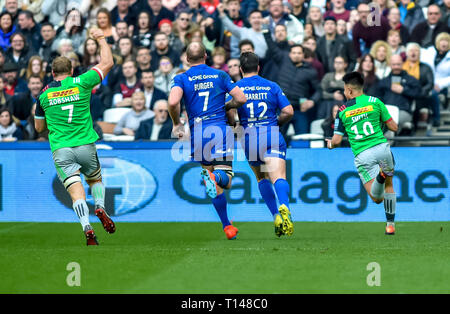 Harlequins Marcus Smith prend le ballon au-dessus au cours de l'Aviva Premiership match entre sarrasins et Harlequins au stade de Londres, Queen Elizabeth Olympic Park , , Londres, Angleterre le 23 mars 2019. Photo par Phil Hutchinson. Usage éditorial uniquement, licence requise pour un usage commercial. Aucune utilisation de pari, de jeux ou d'un seul club/ligue/dvd publications. Banque D'Images