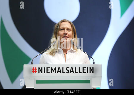 Hanovre, Allemagne. Mar 23, 2019. Football : Bundesliga, Hanovre 96 Réunion générale avec l'élection d'un nouveau conseil de surveillance de Swiss Life Hall. Sandra Wallenhorst, candidat pour le conseil de surveillance, parle. Credit : Oliver/Vosshage Hannover 96 e.V./DPA - ATTENTION : Seulement pour un usage éditorial uniquement et en toute mention du crédit ci-dessus/dpa/Alamy Live News Banque D'Images