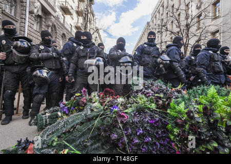 Kiev, Kiev, Ukraine. Mar 23, 2019. Bouquets de fleurs funéraires près de la police anti-émeute au cours d'une manifestation contre la corruption du gouvernement de l'Ukraine à Kiev, Ukraine. Credit : Celestino Arce Lavin/ZUMA/Alamy Fil Live News Banque D'Images
