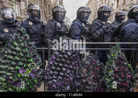 Kiev, Kiev, Ukraine. Mar 23, 2019. Bouquets de fleurs funéraires près de la police anti-émeute au cours d'une manifestation contre la corruption du gouvernement de l'Ukraine à Kiev, Ukraine. Credit : Celestino Arce Lavin/ZUMA/Alamy Fil Live News Banque D'Images
