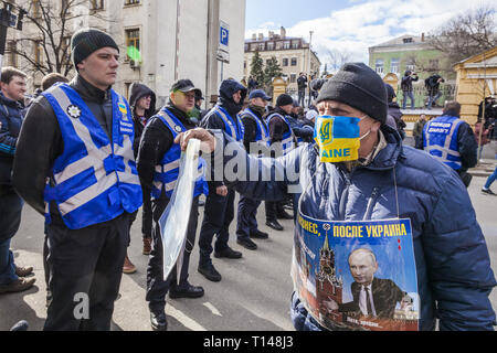 Kiev, Kiev, Ukraine. Mar 23, 2019. Manifestant avec symboles ukrainiens et une bannière contre la Russie dans une manifestation contre la corruption du gouvernement de l'Ukraine à Kiev, Ukraine. Credit : Celestino Arce Lavin/ZUMA/Alamy Fil Live News Banque D'Images