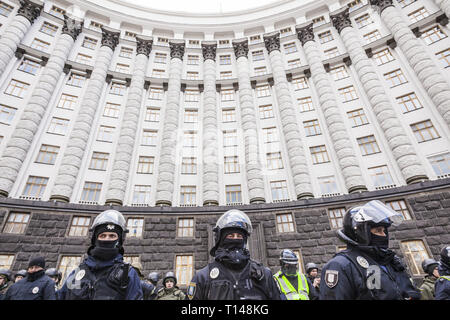 Kiev, Kiev, Ukraine. Mar 23, 2019. La police anti-émeute au cours d'une manifestation contre la corruption du gouvernement de l'Ukraine à Kiev, Ukraine. Credit : Celestino Arce Lavin/ZUMA/Alamy Fil Live News Banque D'Images