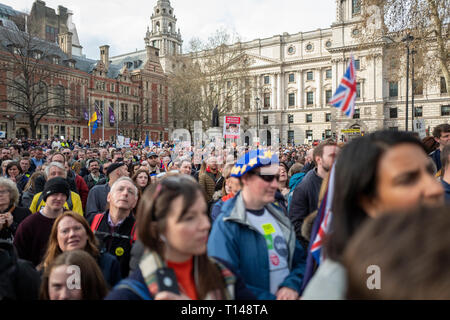 Un manifestant à la place du Parlement avec une pancarte disant Jeremy Corbyn est absente de la marche pour un vote du peuple Banque D'Images