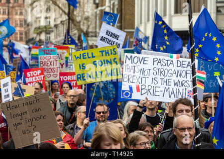 Londres, Royaume-Uni. Mar 23, 2019. Plus d'un million de personnes défilent dans le centre de Londres appelant à un autre référendum UE dans ce qui est appelé 'la' Mars. Ils se sont joints à arally en face du parlement. Credit : Tommy Londres/Alamy Live News Banque D'Images