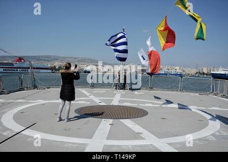 Port du Pirée, Grèce. Mar 23, 2019. Vu les visiteurs prendre des photos sur des frégates de la marine grecque 'Idra' au port du Pirée.En raison de la fête de l'Indépendance grecque Piraeus Port est ouvert au public, une fête nationale célébrée chaque année en Grèce le 25 mars, qui commémore le début de la guerre d'Indépendance grecque en 1821. Credit : Giorgos Zachos SOPA/Images/ZUMA/Alamy Fil Live News Banque D'Images