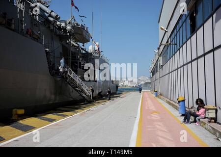 Port du Pirée, Grèce. Mar 23, 2019. Vu l'attente de visiteurs de frégates de la marine grecque 'Idra' au port du Pirée.En raison de la fête de l'Indépendance grecque Piraeus Port est ouvert au public, une fête nationale célébrée chaque année en Grèce le 25 mars, qui commémore le début de la guerre d'Indépendance grecque en 1821. Credit : Giorgos Zachos SOPA/Images/ZUMA/Alamy Fil Live News Banque D'Images