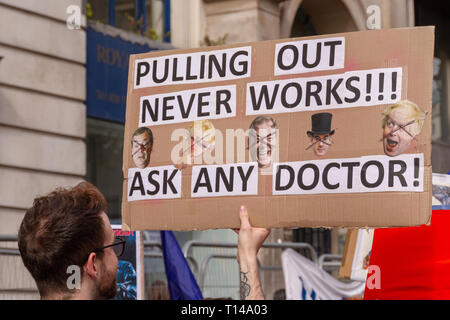Londres, Royaume-Uni. 23 mars 2019Un protestataire porte une affiche montrant les visages de Nigel Farage, Boris Johnson et Jacob Rees Mogg Crédit : Stephen Taylor/Alamy Live News Banque D'Images