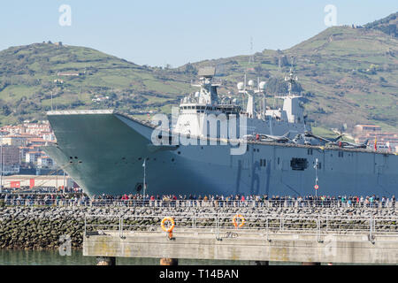 BILBAO, ESPAGNE - Mars / 23/2019. Le porte-avions de la marine espagnole Juan Carlos I dans le port de Bilbao, journée portes ouvertes pour visiter le navire. Banque D'Images