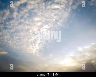 Le Lever du Soleil, soleil lumineux dans le ciel du matin avec des nuages blancs Banque D'Images