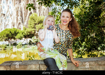 - Barcelone, 06 août 2015 : la mère et l'enfant à la mode de prendre les voyageurs photo avec appareil photo numérique contre la Sagrada Familia de Barcelone, Spa Banque D'Images
