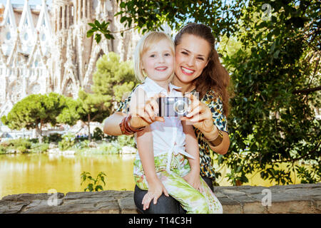 - Barcelone, 06 août 2015 : la mère et l'enfant moderne les touristes de prendre des photos avec un appareil photo numérique à Barcelone, Espagne. Banque D'Images
