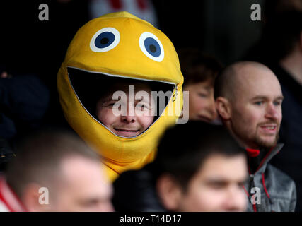 Une robe de fan de Lincoln City que Zippy de l'émission au cours de l'Arc-en-ciel parier League match deux à la pension, du stade de Crawley. Banque D'Images