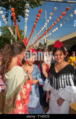 Foire d'avril, les jeunes femmes portant une robe flamenco traditionnel, Séville, Andalousie, Espagne, Europe. Banque D'Images