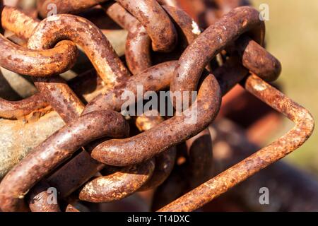 Ancienne chaîne rouillée. Chaîne d'ancre rouillée. La corrosion des matériaux. Banque D'Images