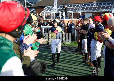 Noel Fehily tête à rouler obtenir dans la file d'attente, sa dernière course avant sa retraite, dans les Goffs UK Vente de printemps course bouclier pendant plus sage passe finale de la saison samedi à l'Hippodrome de Newbury, Newbury. Banque D'Images