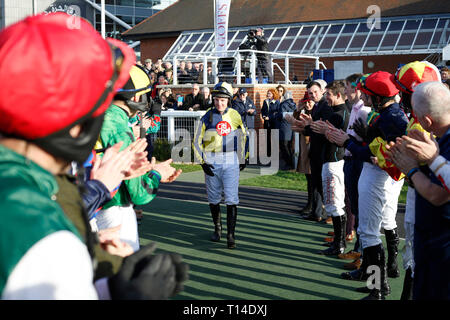 Noel Fehily tête à rouler obtenir dans la file d'attente, sa dernière course avant sa retraite, dans les Goffs UK Vente de printemps course bouclier pendant plus sage passe finale de la saison samedi à l'Hippodrome de Newbury, Newbury. Banque D'Images