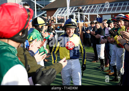 Noel Fehily tête à rouler obtenir dans la file d'attente, sa dernière course avant sa retraite, dans les Goffs UK Vente de printemps course bouclier pendant plus sage passe finale de la saison samedi à l'Hippodrome de Newbury, Newbury. Banque D'Images