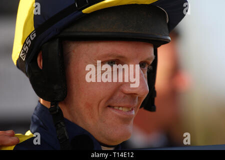 Noel Fehily tête à rouler obtenir dans la file d'attente, sa dernière course avant sa retraite, dans les Goffs UK Vente de printemps course bouclier pendant plus sage passe finale de la saison samedi à l'Hippodrome de Newbury, Newbury. Banque D'Images