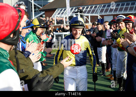 Noel Fehily tête à rouler obtenir dans la file d'attente, sa dernière course avant sa retraite, dans les Goffs UK Vente de printemps course bouclier pendant plus sage passe finale de la saison samedi à l'Hippodrome de Newbury, Newbury. Banque D'Images