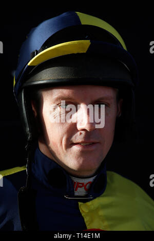 Noel Fehily tête à rouler obtenir dans la file d'attente, sa dernière course avant sa retraite, dans les Goffs UK Vente de printemps course bouclier pendant plus sage passe finale de la saison samedi à l'Hippodrome de Newbury, Newbury. Banque D'Images