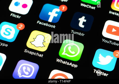 Apple iPhone X avec des icônes de médias sociaux Facebook, Twitter, instagram, snapchat, télégramme et autre application sur l'écran. Social media icons Banque D'Images