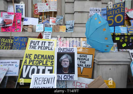 Veuillez PRENDRE NOTE DES ÉDITEURS SUR LA LANGUE DES SIGNES. Les plaques-étiquettes et les signes laissés sur Whitehall par les militants anti-Brexit après qu'ils ont pris part à la voter mars à Londres. Banque D'Images