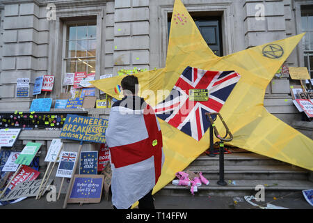 Veuillez PRENDRE NOTE DES ÉDITEURS SUR LA LANGUE DES SIGNES. Les plaques-étiquettes et les signes laissés sur Whitehall par les militants anti-Brexit après qu'ils ont pris part à la voter mars à Londres. Banque D'Images