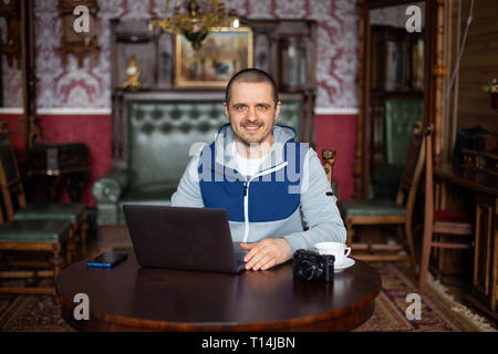Freelance ou homme laptip avec blogger vidéo sur table Banque D'Images